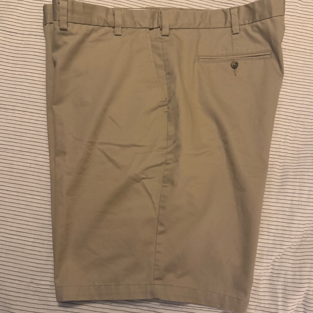 Roundtree & Yorke Men's Khaki Flat Front Shorts size 48 with 9”inseam